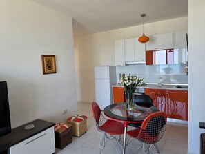 Refrigerador, horno y utensilios de cocina 
