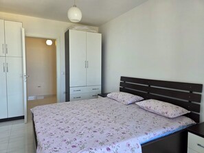 Tabla de planchar con plancha, wifi gratis y ropa de cama 