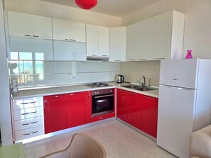 Refrigerador, horno, utensilios de cocina