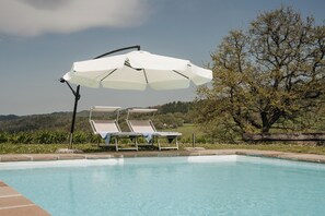Una piscina al aire libre de temporada