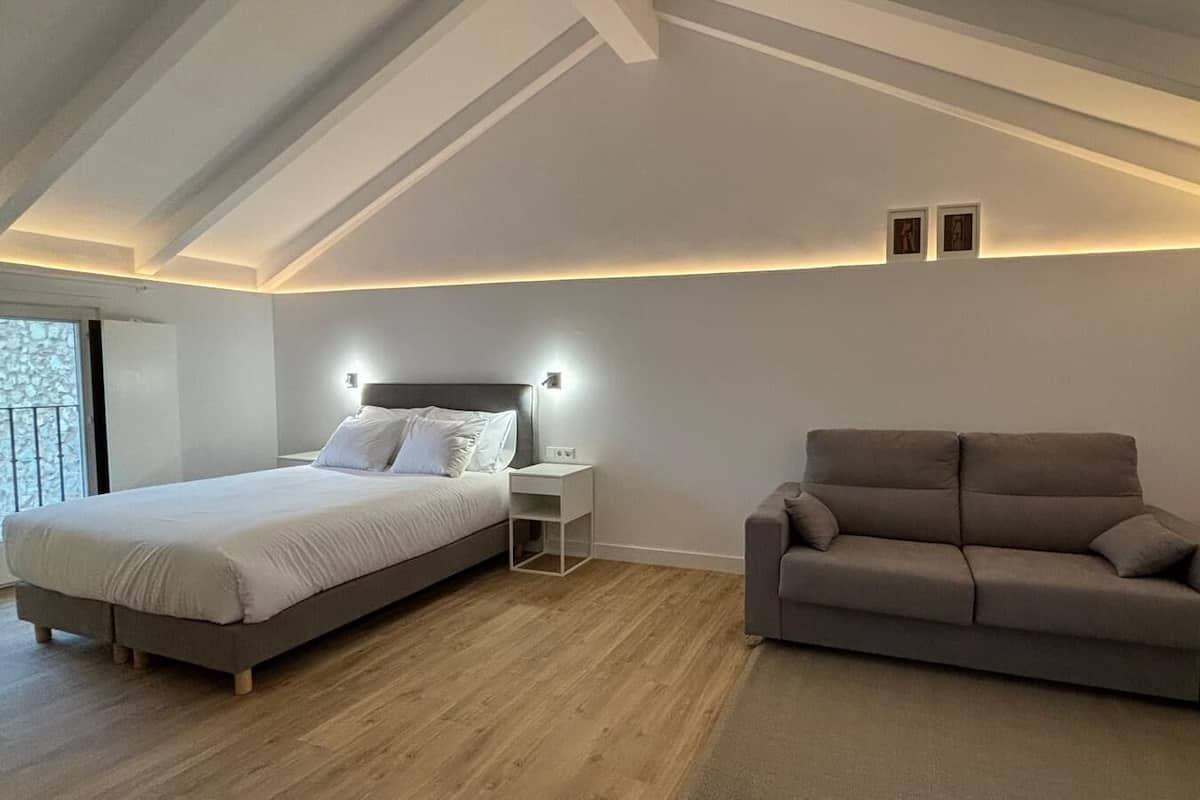 Suite panorámica, vista a la ciudad | Escritorio, espacio para trabajar con laptop y insonorización