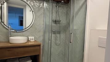Superior Twin Room, City View | Bathroom | Hair dryer, towels, soap, shampoo