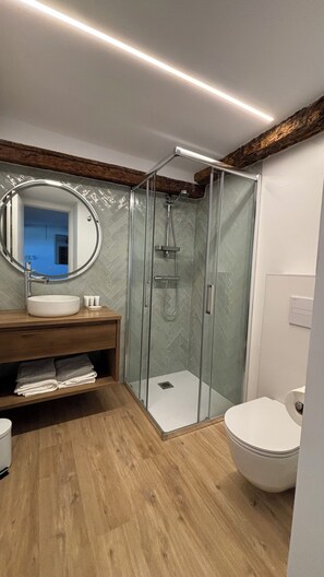 Habitación superior con 2 camas individuales, vista a la ciudad | Baño | Secadora de cabello, toallas, jabón, shampoo 
