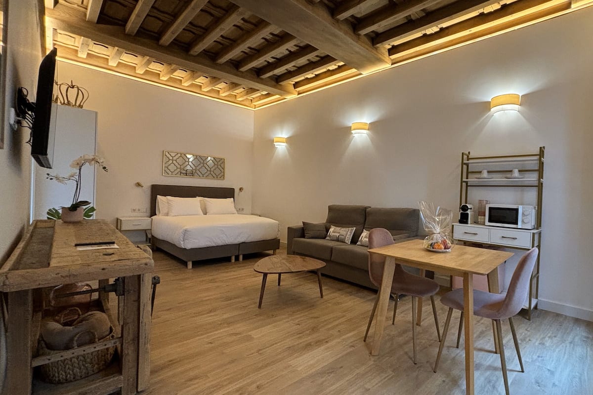 Suite junior, vista a la ciudad | Escritorio, espacio para trabajar con laptop y insonorización