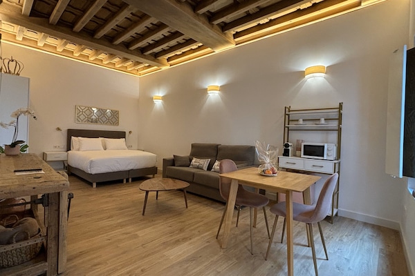 Junior Suite, City View | Meja, ruang kerja komputer riba, kalis bunyi, seterika/papan seterika