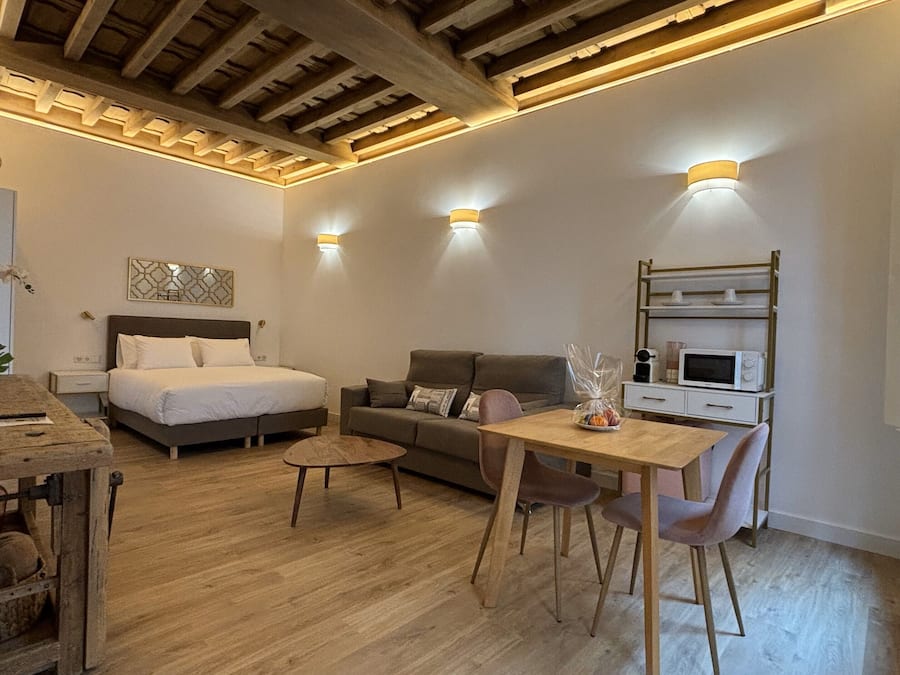 Junior suite, uitzicht op de stad | Een bureau, een laptopwerkplek, geluiddichte muren