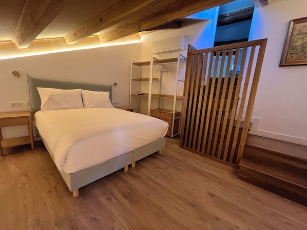 Superior suite, uitzicht op stad | Een bureau, een laptopwerkplek, geluiddichte muren