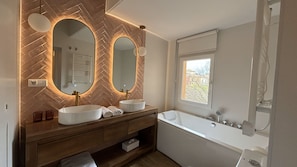 Junior Suite, City View | Bathroom | Hair dryer, towels, soap, shampoo