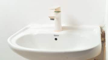 Family Double Room, City View | Bathroom