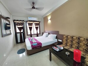 Deluxe Double Room, Air conditioning | Hypo-allergenic bedding, in-room safe, desk, soundproofing