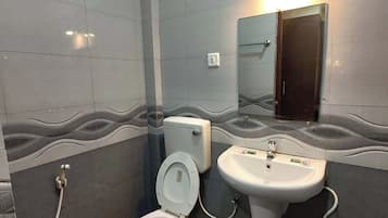 Shower, rainfall showerhead, free toiletries, slippers