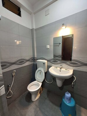 Shower, rainfall showerhead, free toiletries, slippers