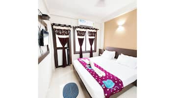 Hypo-allergenic bedding, in-room safe, desk, soundproofing
