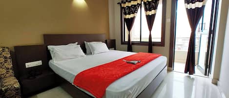 Deluxe tweepersoonskamer | Hypoallergeen beddengoed, een kluis op de kamer, een bureau