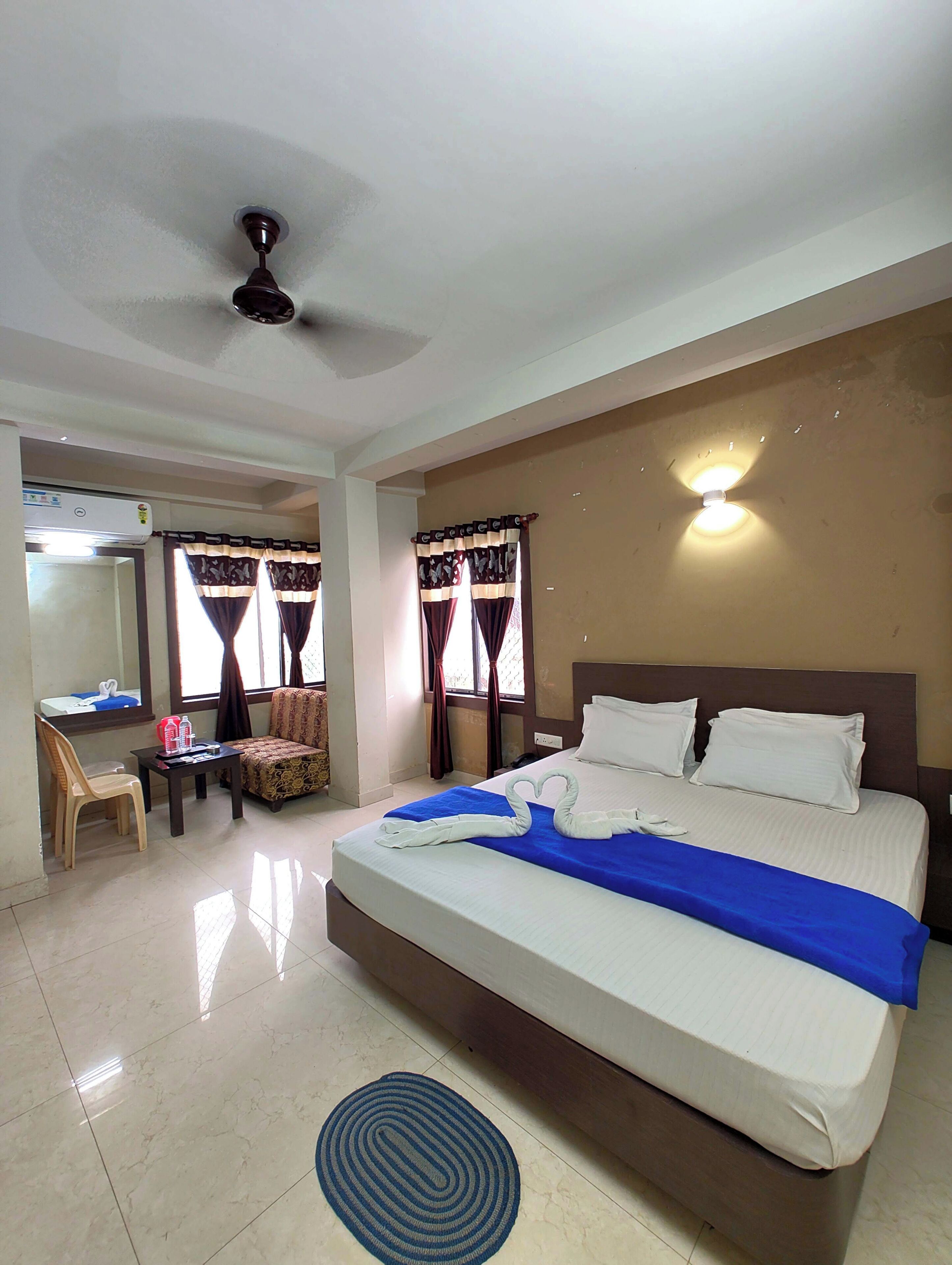 デラックス ダブルルーム ベッド (複数台) | 低刺激性寝具、セーフティボックス (室内)、デスク、防音設備