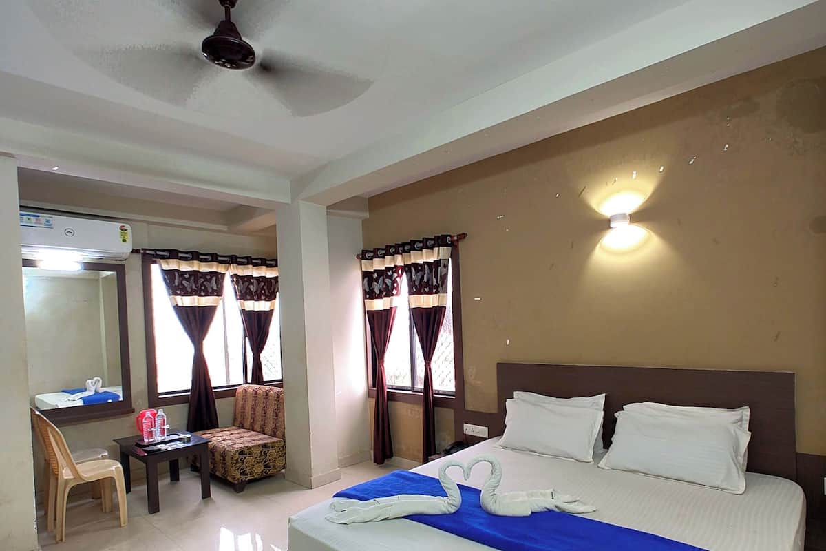 デラックス ダブルルーム ベッド (複数台) | 低刺激性寝具、セーフティボックス (室内)、デスク、防音設備