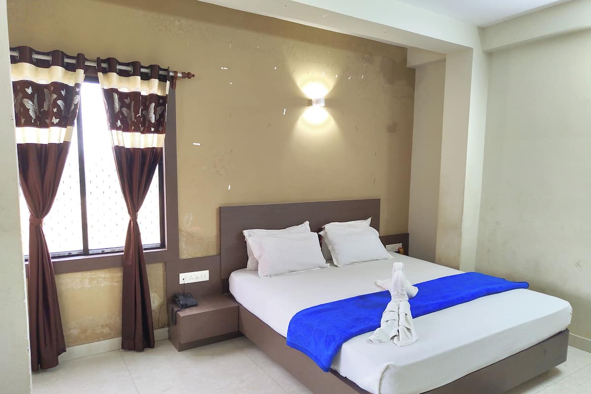 Deluxe Double Room | Hypo-allergenic bedding, in-room safe, desk, soundproofing