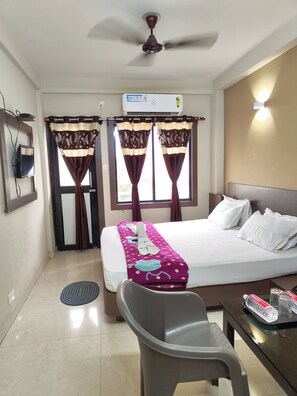 Hypo-allergenic bedding, desk, free WiFi, bed sheets