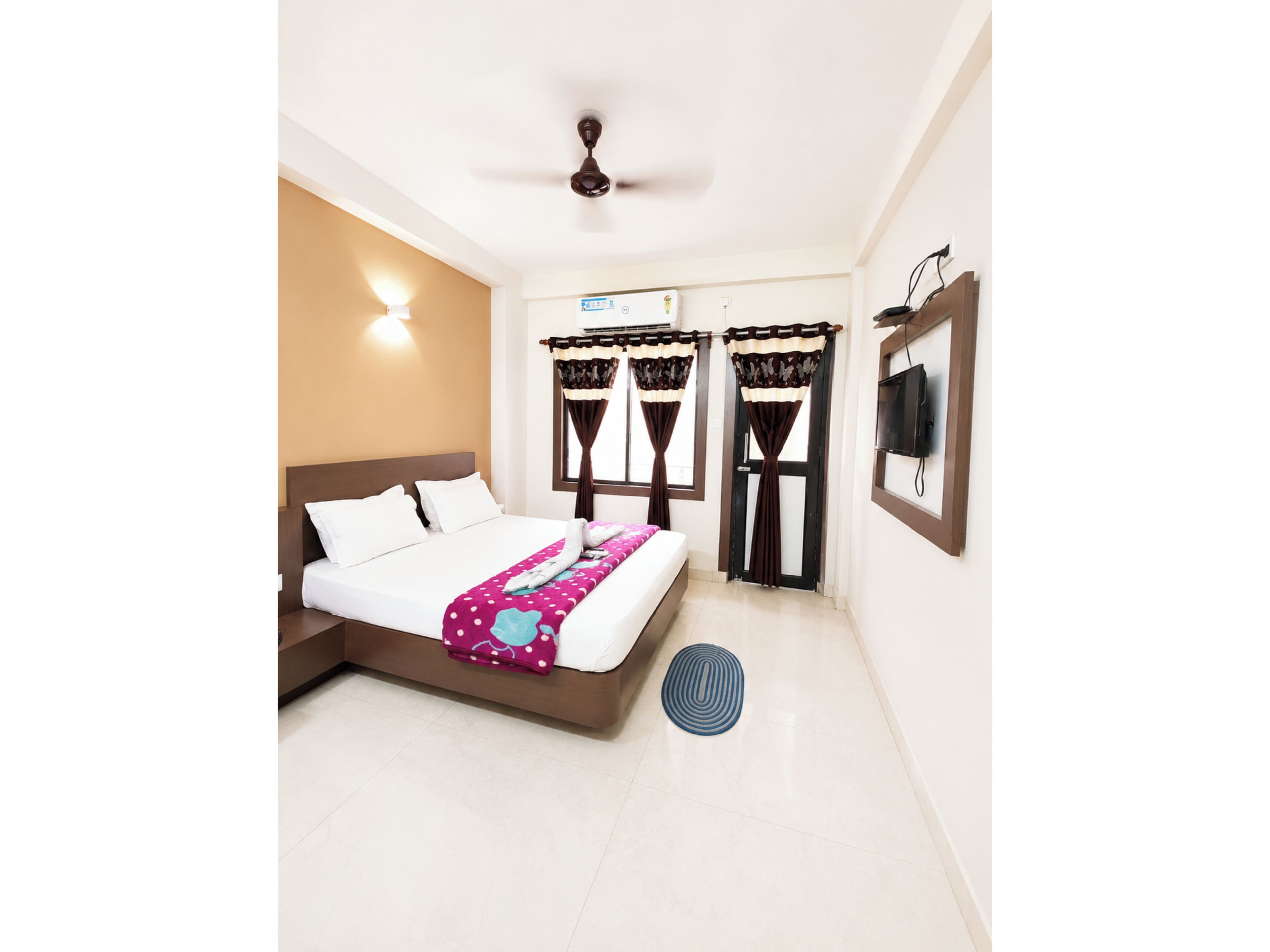 Hypo-allergenic bedding, in-room safe, desk, soundproofing