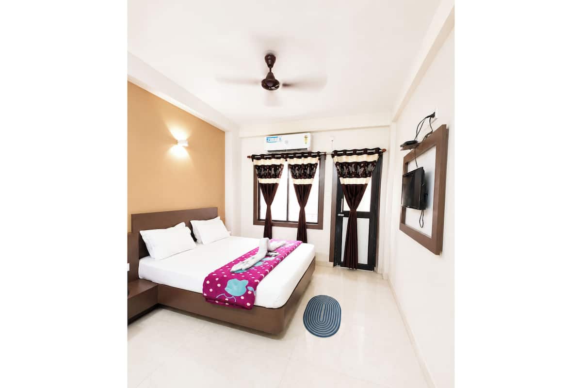 Hypo-allergenic bedding, in-room safe, desk, soundproofing