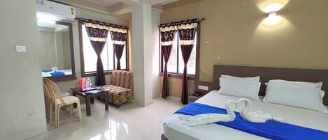 Allergitestade sängkläder, värdeförvaringsskåp på rummet och skrivbord