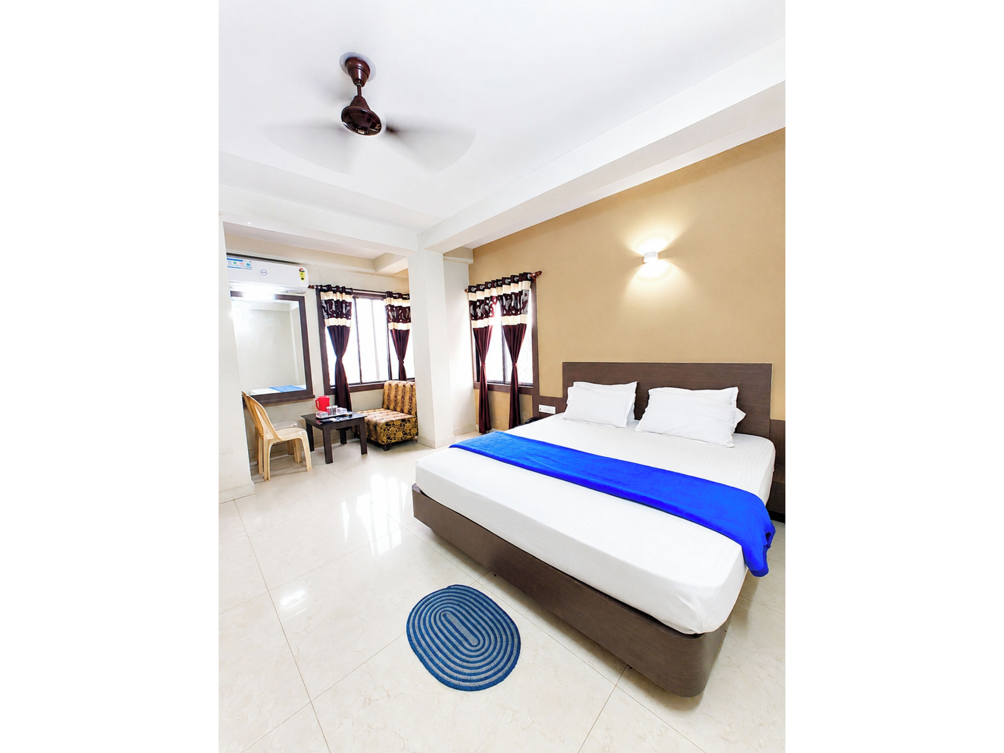 Hypo-allergenic bedding, in-room safe, desk, soundproofing