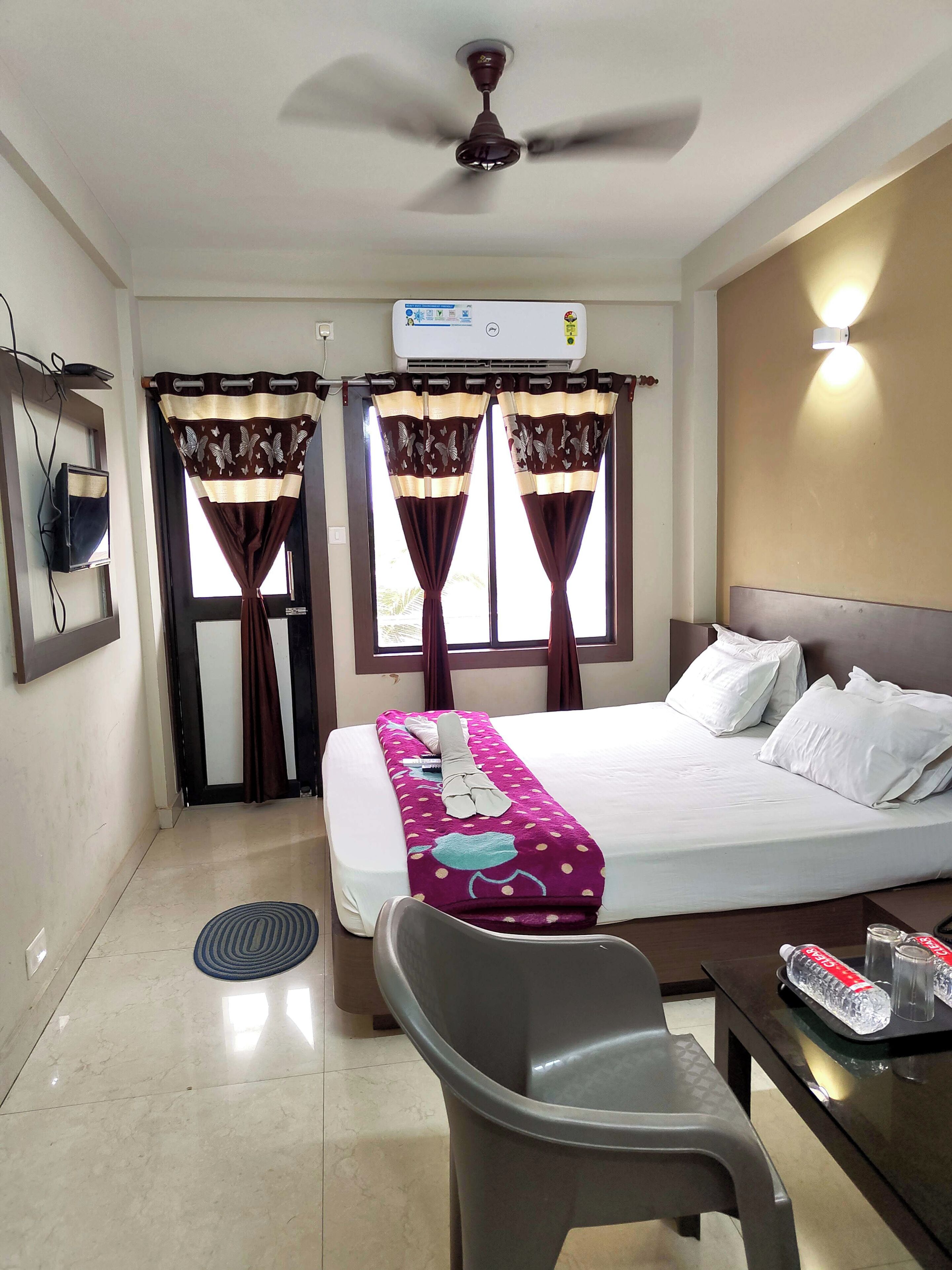 デラックス ダブルルーム ベッド (複数台) 冷房 | 低刺激性寝具、セーフティボックス (室内)、デスク、防音設備