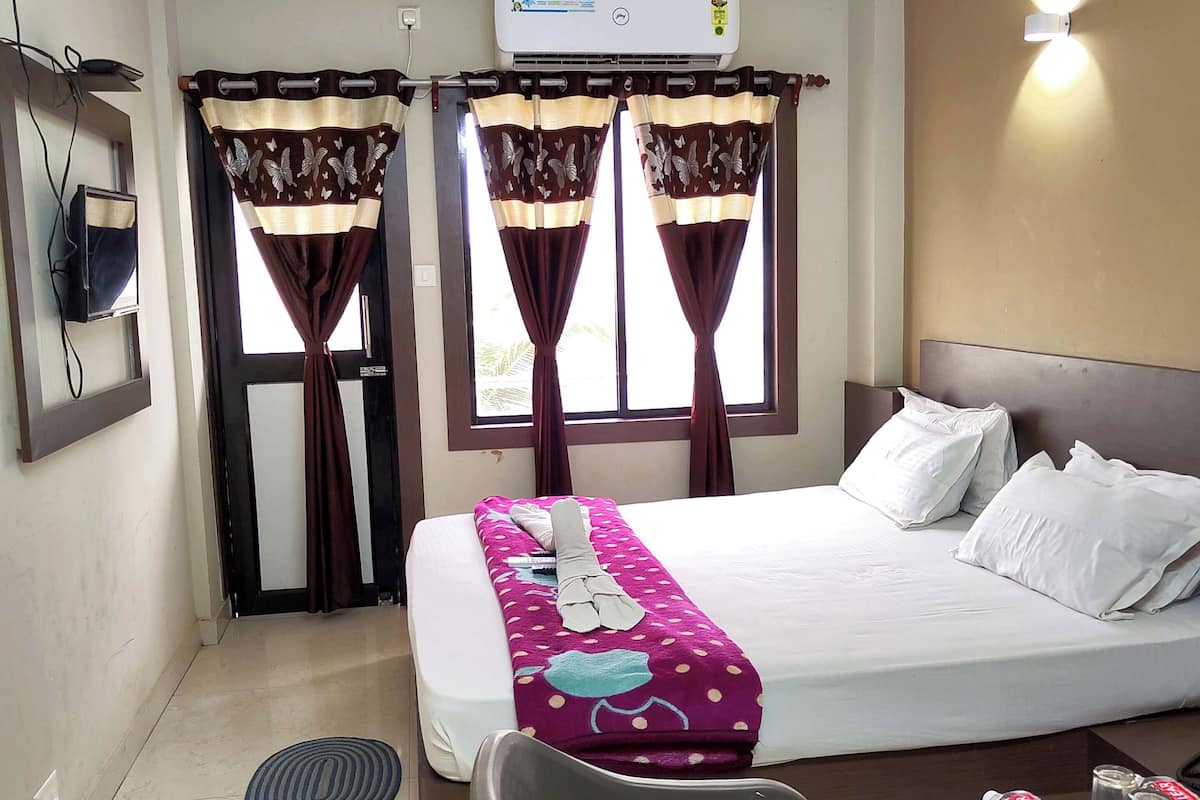 デラックス ダブルルーム ベッド (複数台) 冷房 | 低刺激性寝具、セーフティボックス (室内)、デスク、防音設備