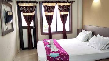 Chambre Double Deluxe, plusieurs lits, climatisation | Literie hypoallergénique, coffres-forts dans les chambres, bureau