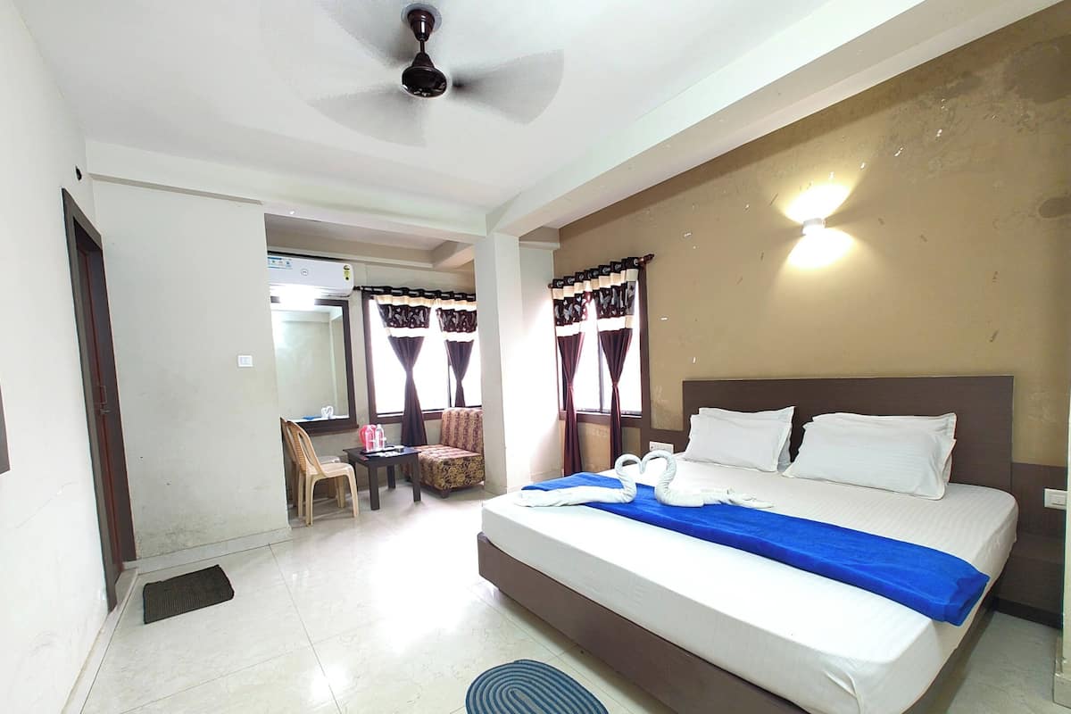 Deluxe Double Room, Multiple Beds | Hypo-allergenic bedding, desk, free WiFi, bed sheets