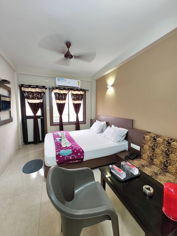 Deluxe Double Room, Multiple Beds, Air conditioning | Hypo-allergenic bedding, desk, free WiFi, bed sheets