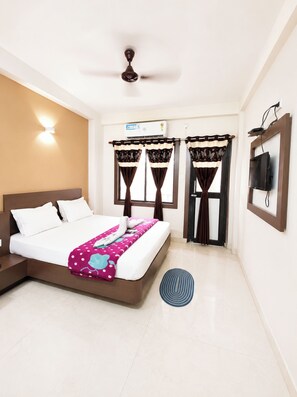 Hypo-allergenic bedding, in-room safe, desk, soundproofing - Hotel U K Palace Puri (Puri)