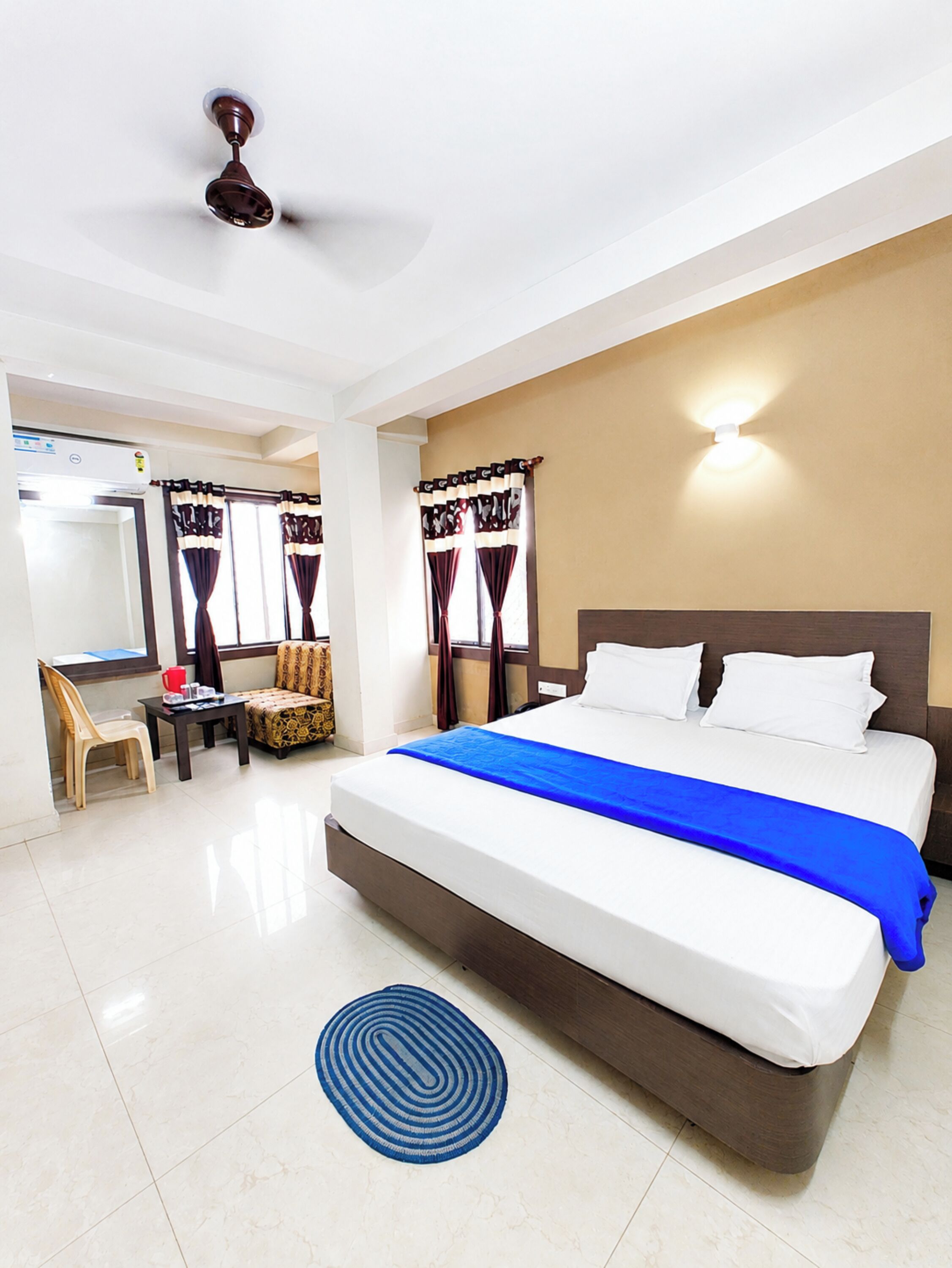 Hypo-allergenic bedding, in-room safe, desk, soundproofing