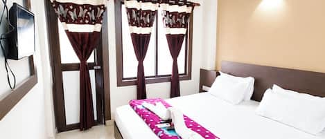 Hypo-allergenic bedding, in-room safe, desk, soundproofing