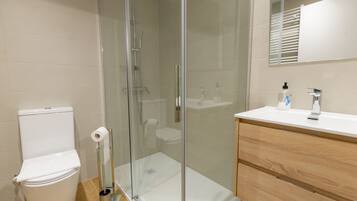 Dutxa, assecador de cabells, tovalloles i sabó