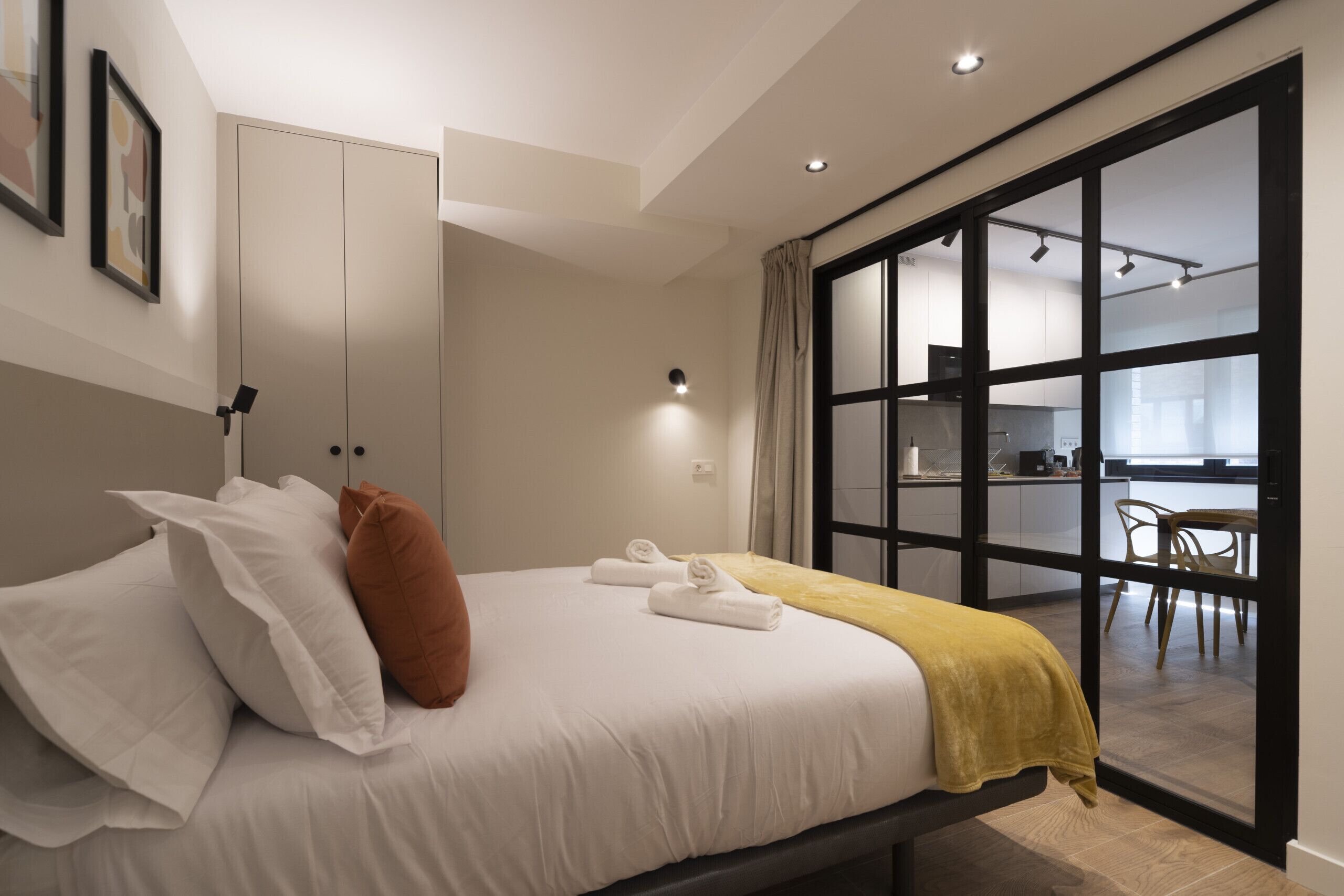 Tabla de planchar con plancha, wifi gratis y ropa de cama 