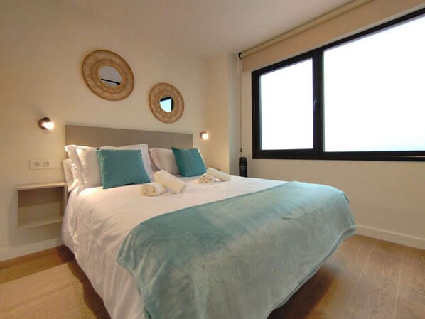 Tabla de planchar con plancha, wifi gratis, ropa de cama