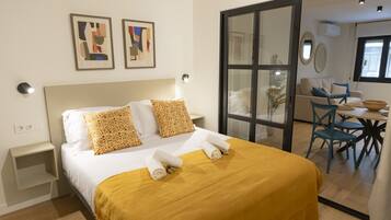 Planxa i posts de planxar, wifi gratuïta i roba de llit