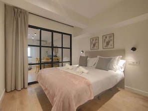 Tabla de planchar con plancha, wifi gratis, ropa de cama
