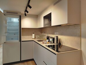 Refrigerador, microondas, horno, cafetera/tetera