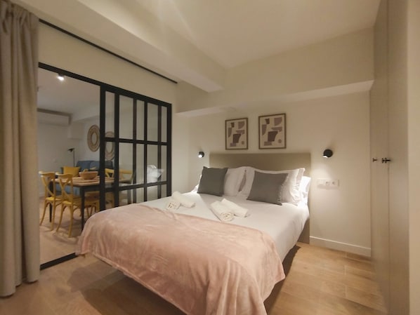 Iron/ironing board, free WiFi, bed sheets