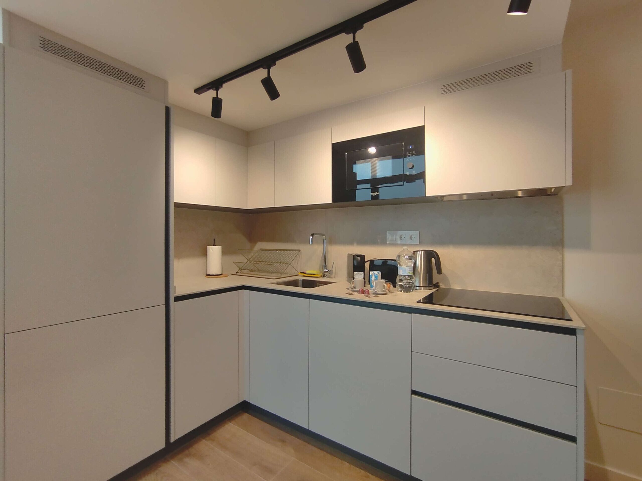 Fridge, microwave, oven, coffee/tea maker