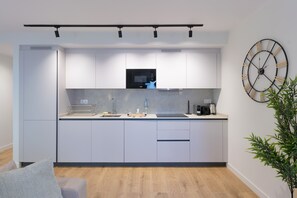 Kylskåp, mikrovågsugn, ugn och kaffe- och tebryggare