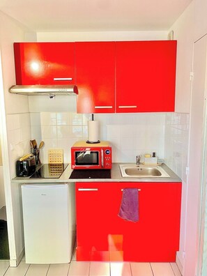 Kühlschrank, Mikrowelle, Ofen, Wasserkocher mit Kaffee-/Teezubehör