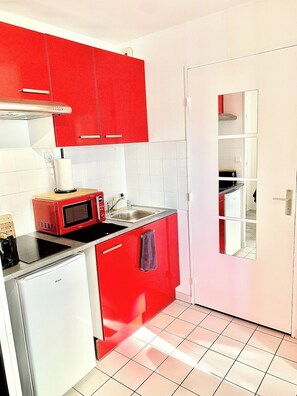 Fridge, microwave, oven, coffee/tea maker