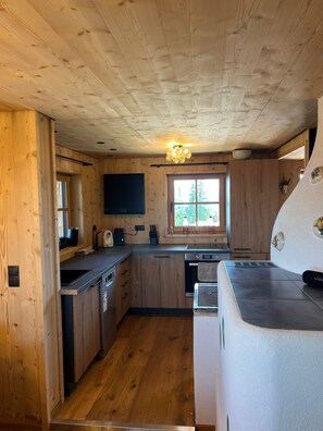 House | Private kitchen | Cookware/dishes/utensils