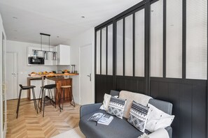 Căn hộ trung tâm thành phố, 1 giường đôi và sofa giường, không hút thuốc | Khu phòng khách | Smart TV 40-inch có truyền hình vệ tinh