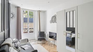 Apartamento City, 1 cama doble con sofá cama, no fumadores | Zona de estar | Smart TV de 40 pulgadas con canales por satélite