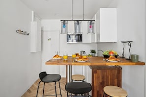 Apartamento urbano, 1 cama de casal e sofá-cama, para não fumantes | Cozinha privada | Máquina de café expresso, cafeteira/chaleira, chaleira elétrica