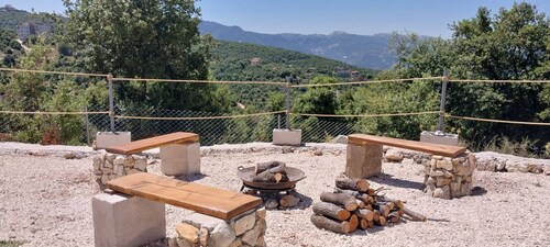 Cozy bungalow integrated in the rocks between the oaks in charming Aannaya